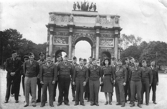 английские военные в Париже 1945.jpg